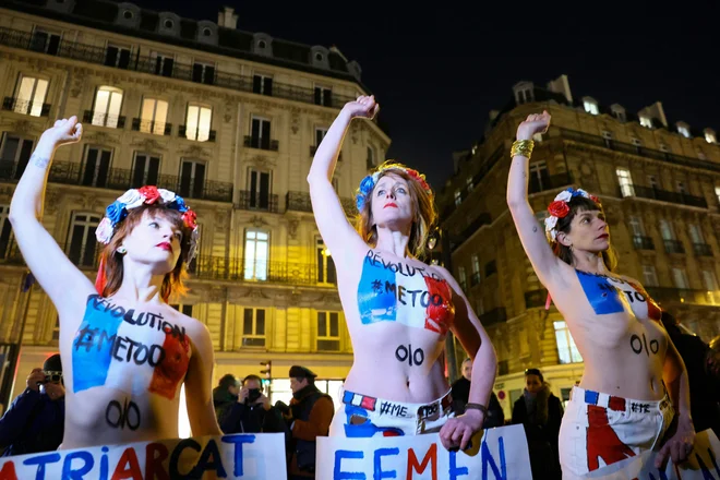 Feministične aktivistke protestirajo proti seksizmu na trgu Saint Augustin v Parizu. Kolektiv »Feminist Strike«, ki združuje več deset združenj, je pozval k demonstracijam v Franciji, potem ko je francoski predsednik s komentarji podprl igralca Gerarda Depardieuja, ki je v sodni preiskavi zaradi obtožb posilstva in se sooča z obtožbami spolnega napada. Foto: Alain Jocard/Afp