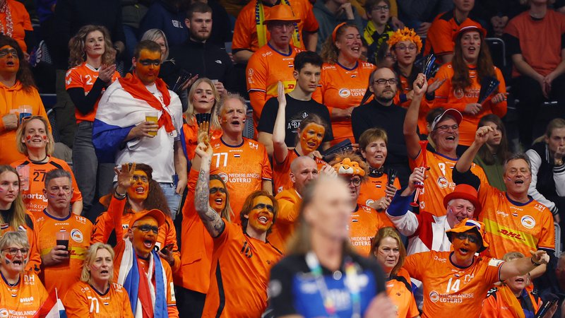 Fotografija: Tudi nizozemski navijači so v lepem številu prišli na rokometni euro. FOTO: Kai Pfaffenbach/Reuters
