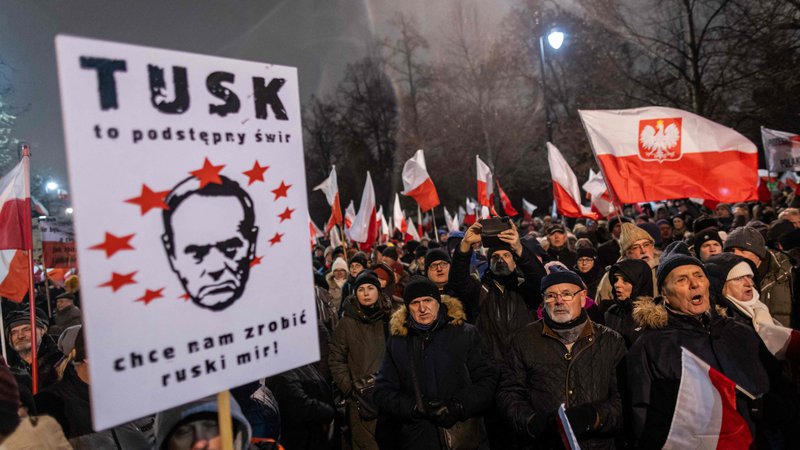 Fotografija: Na tisoče podpornikov prejšnje oblasti je sinoči protestiralo proti Tuskovi vladi.

FOTO: Wojtek Radwanski/AFP