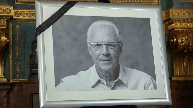 Fotografija: Pogreb Franza Beckenbauerja je minil v najožjem družinskem krogu. FOTO: Lukas Barth-Tuttas/AFP