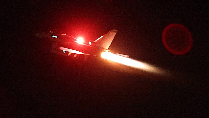 Fotografija: Britansko vojaško letalo med napadom na Jemen. FOTO: Sgt Lee Goddard/AFP