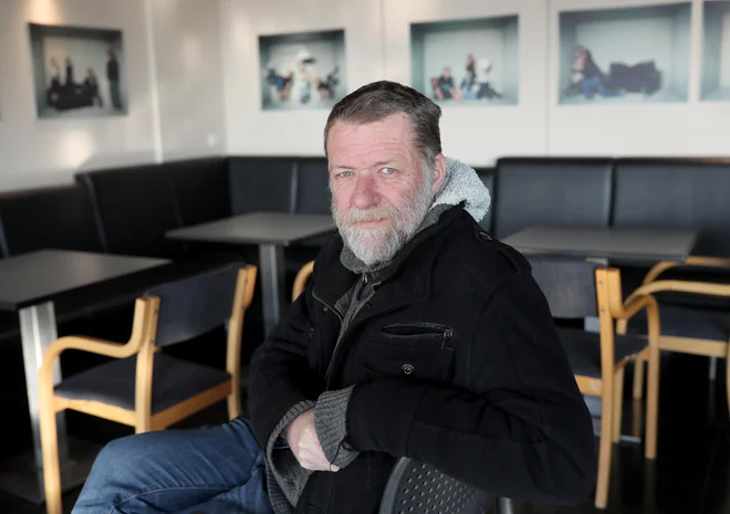 Glorifikacija in demonizacija sta enako destruktivni. Človek je zmeraj nekje vmes, pravi režiser Jernej Lorenci. FOTO: Blaž Samec/Delo