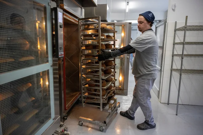 Pekom v Ukrajini, tudi v delih države, ki nso blizu bojišč, vojna močno greni življenje, saj pogosto prihaja do izpadov električne energije tudi daleč od fronte. Foto Thomas Peter Reuters