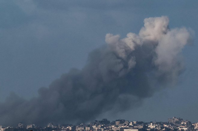 Dim nad obstreljevano Gazo. FOTO: Jack Guez/Afp