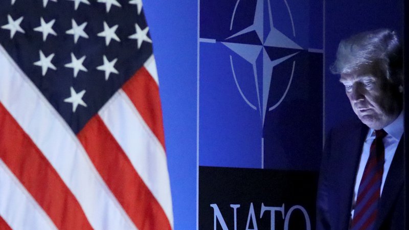 Fotografija: Ko je bil Donald Trump predsednik ZDA, je večkrat žugal z ameriškim odhodom iz Nata in napadal evropske zaveznice, ker da imajo prenizke izdatke za obrambo. Tudi Natov vrh v Bruslju julija 2018 je bil dramatičen. FOTO: Reinhard Krause/Reuters