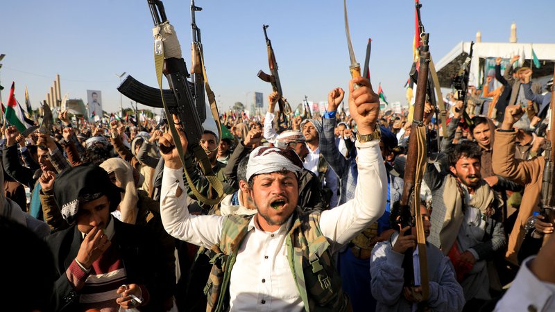 Fotografija: Jemenski hutijci protestirajo proti napadom ZDA in partneric. Foto Mohammed Huwais/Afp
