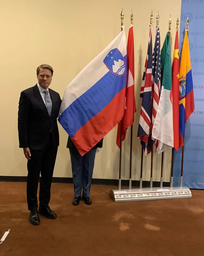 Predstavnik Slovenije v varnostnem svetu OZN, veleposlanik Samuel Žbogar, med razobešanjem slovenske zastave ob nastopu nestalnega članstva. Foto Foto: Slovensko Zunanje Ministrstvo/ Robi Poredoš, Sta