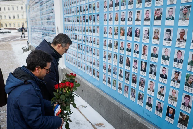 Stephane Sejourne je v Kijevu počastil padle ukrajinske vojake. FOTO: Gleb Garanich/Reuters