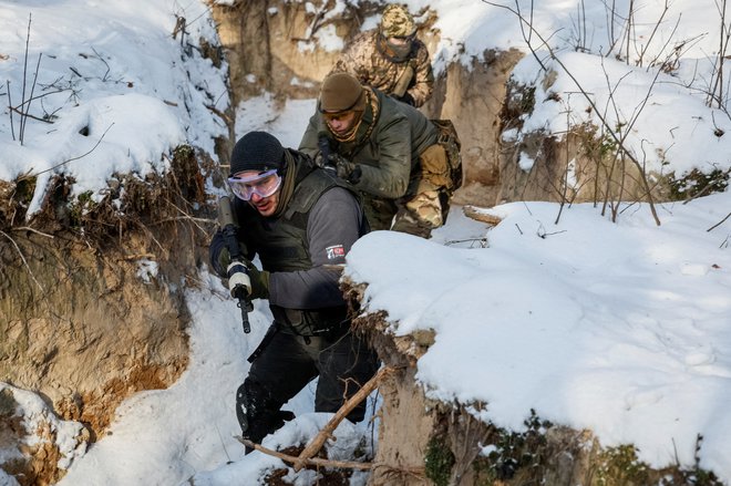 Ukrajinski civilisti na usposabljanju. FOTO: Alina Smutko/Reuters