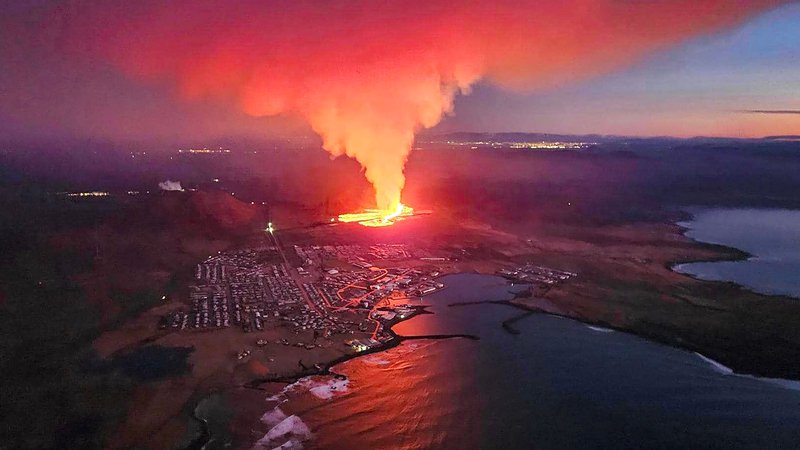 Fotografija: Izbruh se je okoli 8. ure po srednjeevropskem času začel na polotoku Reykjaness. FOTO: Icelandic Department Of Civil Pr/AFP