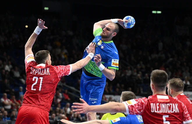Borut Mačkovšek je preskočil poljsko obrambo. FOTO: Annegret Hilse/Reuters