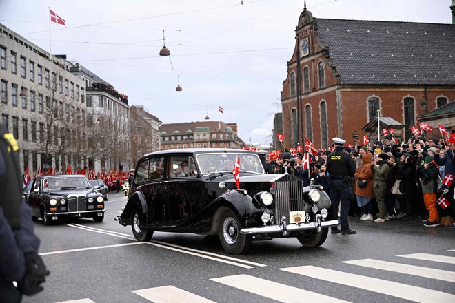 Še kot princ in princesa sta se iz rezidence Amalienborg do Christansborga pripeljala v rolls-royceu iz leta 1958, tja pa sta se po dogodku kot nova danska vladarja vrnila v kočiji, v kateri se je poprej pripeljala kraljica. Ona se v Amalienborg vrnila z rolls-royceom. FOTO: Nils Meilvang/ AFP