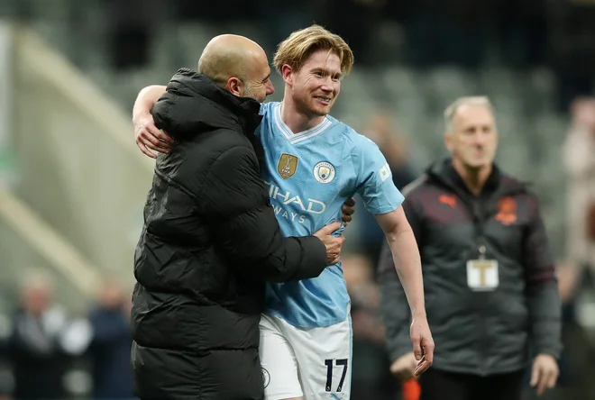 Pep Guardiola se je razveselil vrnitve legende sinje modrih na igrišče. FOTO: Scott Heppell/Reuters
