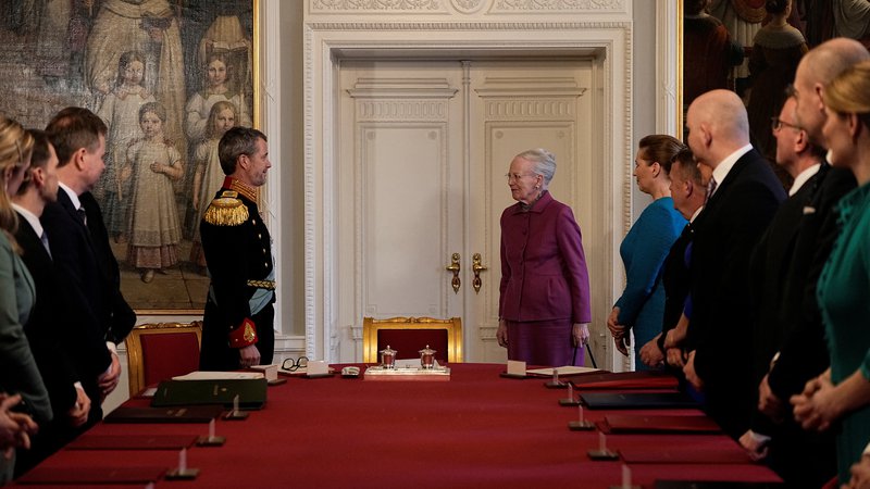 Fotografija: Abdikacijo je 83-letna kraljica po 52 letih na prestolu podpisala v palači Christiansborg. FOTO: Ritzau Scanpix Denmark Via Reuters