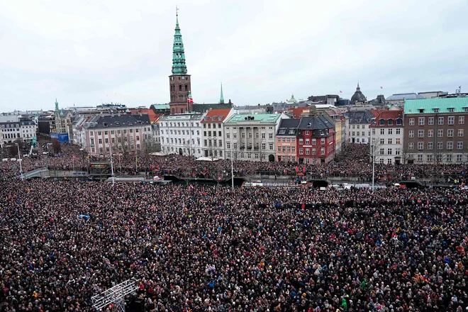 Med abdikacijo kraljice Margarete II. in razglasitvijo njenega naslednika, kralja Friderika X. se je pred palačo Christiansborg, kjer domujeta parlament in vlada, zbrala nepregledna množica ljudi. V Københavnu naj bi jih bilo zaradi kraljevega dogodka več kot 100.000. FOTO: Mads Claus Rasmussen/ AFP