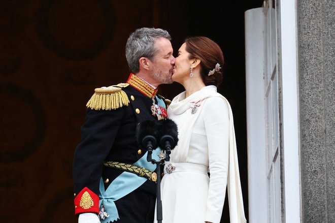 Nova kralj in kraljica sta se pred zbranimi množicami tudi poljubila.  FOTO: Wolfgang Rattay/ Reuters