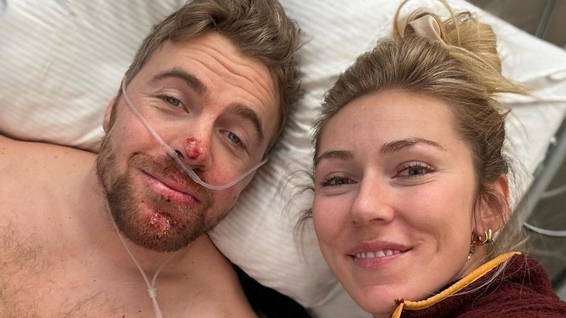 Fotografija: Aleksander Aamodt Kilde v bolniški postelji ob Mikaeli Shiffrin. FOTO: Instagram