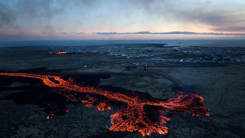 Fotografija: Po izbruhu se je povečala potresna dejavnost. FOTO: Halldor Kolbeins/AFP