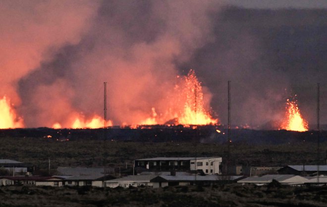 Eksplozije lave so vidne v bližini stanovanjskega naselja v jugozahodnem delu Grindavika. FOTO: Halldor Kolbeins/AFP