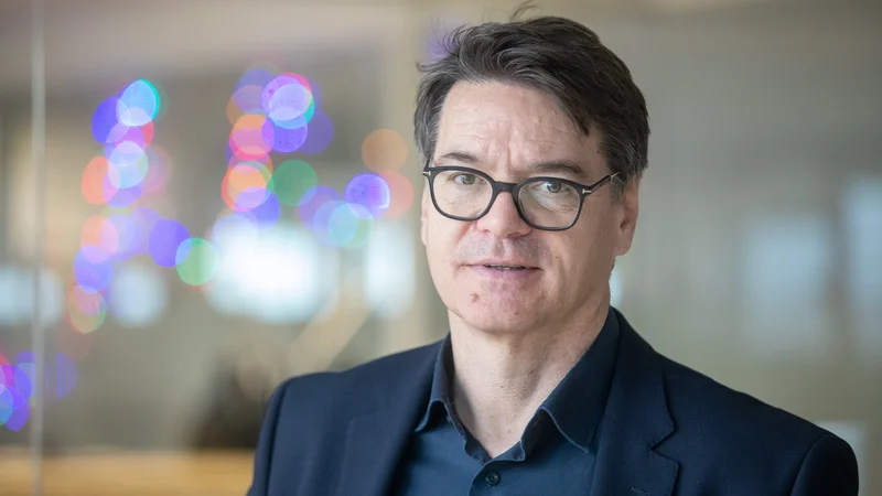 Že danes ima Portugalska občutno cenejšo elektriko kakor druge države, s tem pa privablja investitorje v različne panoge proizvodnje, na prednost pridobivanja elektrike iz OVE pokaže Janez Grošelj. FOTO: Voranc Vogel/Delo