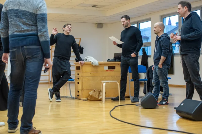 Dvorana Stožice bo za en večer postala nepozaben amfiteater. Na fotografiji Lado Bizovičar, Nejc Levstik, Jure Karas, Gašper Konec in skrivni gosti na vaji pred predstavo Slovenska muska v Stožicah. FOTO: Voranc Vogel/Delo