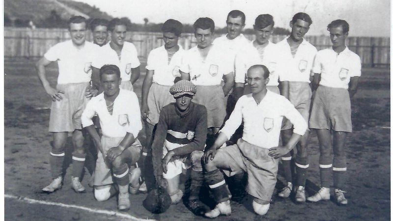 Fotografija: Moštvo Lendave leta 1935 ob odprtju novega nogometnega igrišča na nekdanjem sejmišču. Foto Arhiv F. H. M.