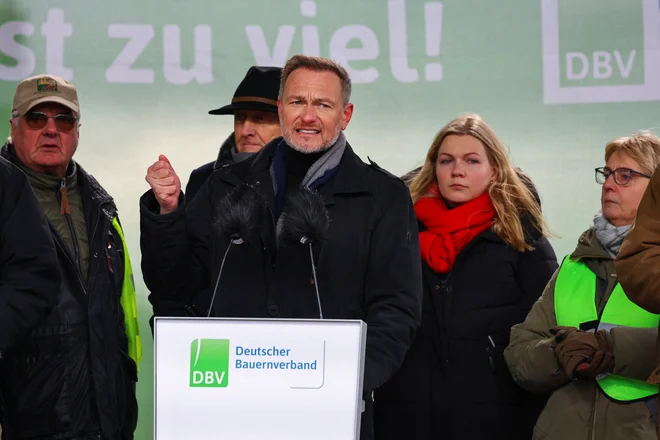 Kmetje so na danšanjih protestih v Berlinu izžvižgali ministra za finance Christiana Lindnerja, ki jim je dejal, da v proračunu ni prostora za subvencije za dizelsko govirvo, ki jih trenutno prejemajo. Foto: Fabrizio Bensch/Reuters