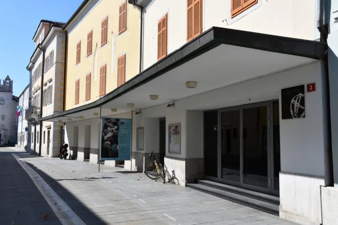 Dogodki političnih strank v javnih ustanovah so prepovedani le v času volilne kampanje. FOTO: eKopercapodistria