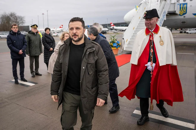 Ukrajinski predsednik Volodimir Zelenski in njegovi sodelavci si poleg mednarodne podpore za svoj mirovni načrt prizadevajo pridobiti tudi dvostranska varnostna zagotovila vplivnih zahodnih držav. FOTO: Alessandro Della Valle/AFP