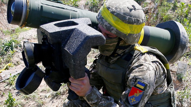 Fotografija: Prenosne in cenovno sorazmerno dostopne rakete javelin so se v Ukrajini pokazale za učinkovito orožje v protitankovski obrambi. Foto Gleb Garanich/Reuters