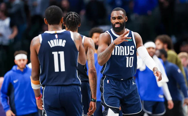 Kyrie Irving (11) in Tim Hardaway (10) sta proslavila svoji imenitni predstavi in uspeh Dallasa. FOTO: Kevin Jairaj/USA Today Sports