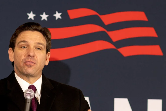 Floridski guverner Ron DeSantis je z odločitvijo za predsedniško tekmo razjezil Trumpa in številne republikance. FOTO: Christopher Reistroffer/Reuters