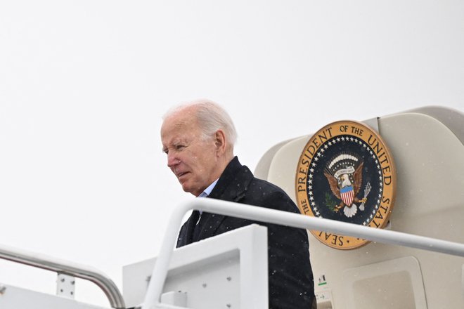 Predsednik Biden med vračanjem v prestolnico Washington. FOTO: Mandel Ngan/AFP