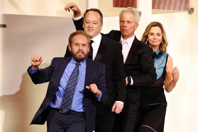 Se kdo še spomni Ally McBeal? Peter MacNicol, Gil Bellows, Greg Germann in Calista Flockhart na 75. podelitvi emmyjev. FOTO: Mario Anzuoni/Reuters