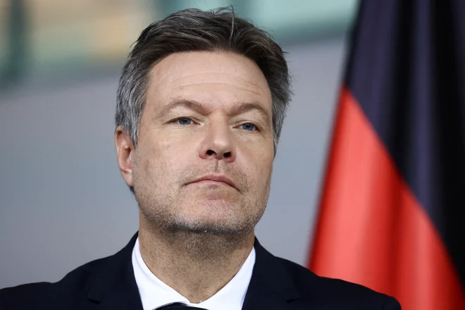 Minister za gospodarstvo in podnebne politike Robert Habeck opozarja, da je država potrošnikom na neki način že povrnila stroške dajatve na izpuste ogljikovega dioksida, in sicer z ukinitvijo dajatve na obnovljive vire energije. A vsi se s tem ne strinjajo. FOTO: Liesa Johannssen/Reuters