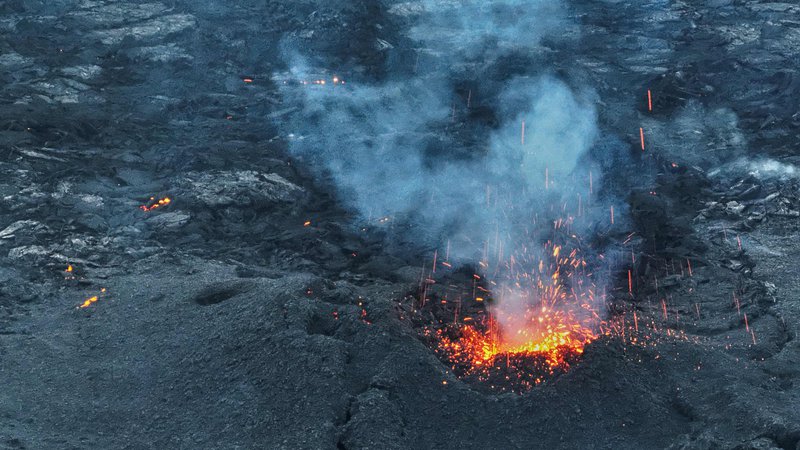 Fotografija: Vulkan pri Grindaviku na polotoku Reykjaness je začel bruhati v nedeljo zjutraj. FOTO: Halldor Kolbeins/AFP
