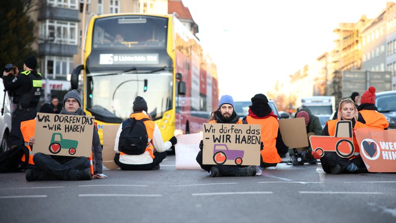 Fotografija: Podnebni aktivisti med blokiranjem prometa v Berlinu FOTO: Liesa Johannssen/Reuters