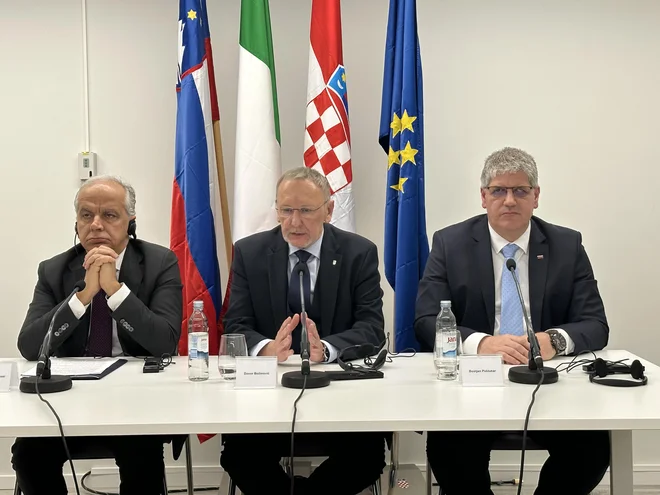 Z leve proti desni: ministri za notranje zadeve Italije, Hrvaške in Slovenije Davor Božinović, Matteo Piantedosi in Boštjan Poklukar.  FOTO: Nataša Čepar/Delo