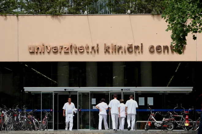 Zapornika so lani oktobra v spremstvu pravosodnega policista pripeljali pred ZKC Ljubljana, kjer naj bi imel pregled. Obsojenec je pobegnil ob prihodu v zdravstveno ustanovo. FOTO: Jure Eržen/Delo