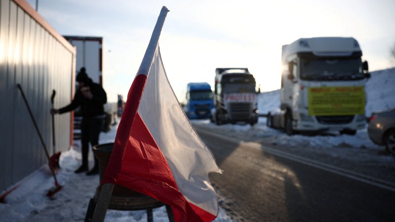 Fotografija: Polsjki tovornjakarji so danes sporočili, da bodo do začetka marca odpravili blokade meja, ki so jih novembra zaprli zaradi nelojalne konkurence ukrajinskih kolegov. FOTO: Kacper Pempel/Reuters