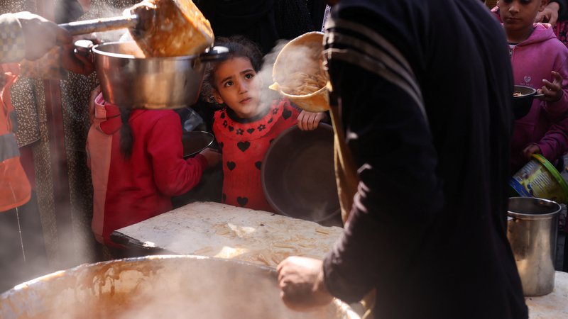 Fotografija: V skladu z dogovorom bodo zdravila in humanitarna pomoč danes iz katarske Dohe prispeli v Egipt, od koder bodo pošiljke nato prepeljali v palestinsko enklavo. FOTO: Saleh Salem/Reuters