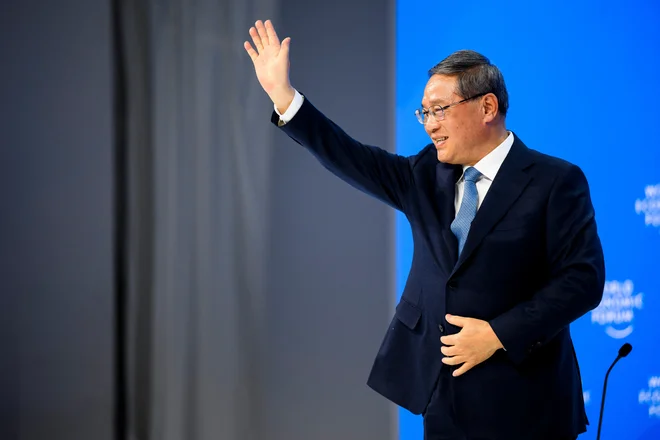 Kitajski premier Li Qiang je imel na srečanju Svetovnega gospodarskega foruma nalogo, da predstavi Kitajsko kot vrhunsko okolje za tuje naložbe. FOTO: Pool/Reuters
