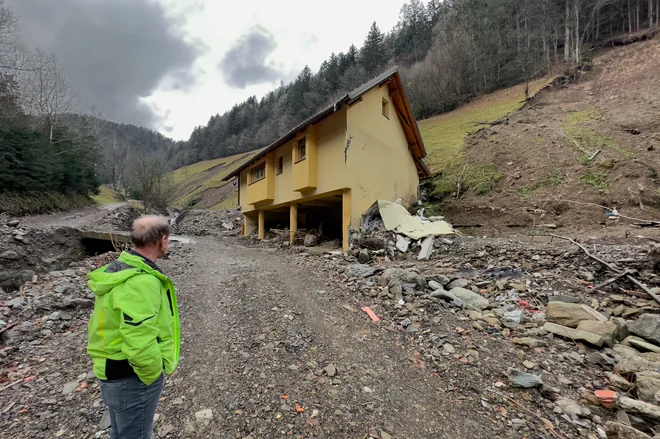 Skoraj pol leta po ujmi niti tisti, ki jim je hišo odneslo, nimajo vladnih sklepov, da tam ne bodo več živeli. FOTO: Voranc Vogel/Delo