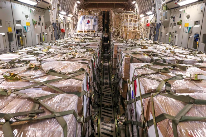 Dan po sklenitvi dogovora je pomoč že dosegla mejo med Gazo in Egiptom. FOTO: Afp