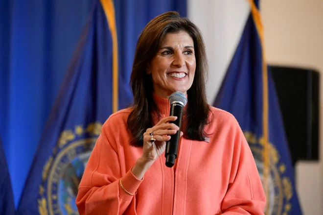Nikki Haley, prva indijska Američanka v zvezni administraciji, je lani prelomila obljubo, da ne bo kandidirala proti Donaldu Trumpu.

Foto Faith Ninivaggi/Reuters