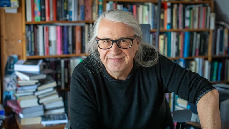 Marcel Štefančič se bo 29. januarja vrnil na male zaslone. Saj veste: ob isti uri, na istem kanalu, v živo. FOTO: Voranc Vogel/Delo