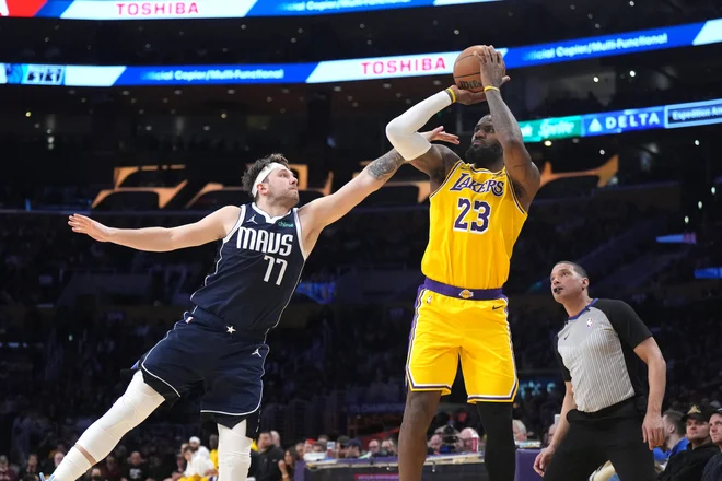 Dvoboj Dončić - LeBron je tokrat pripadel starejšemu tekmecu. FOTO: Reuters
