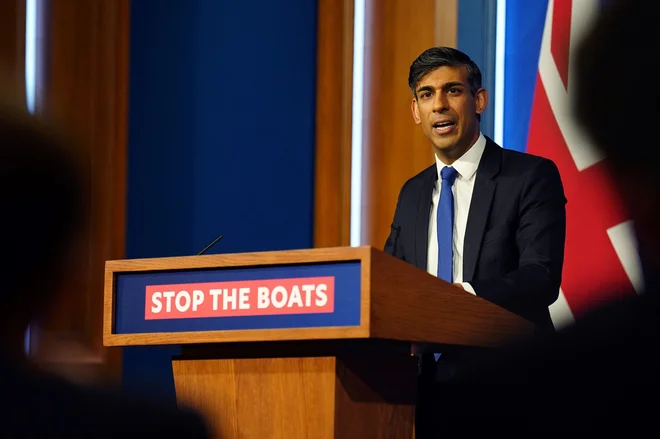 Premier Rishi Sunak je s tem prestal pomemben preizkus podpore v lastni stranki, del katere se je zavzemal za še ostrejša določila migracijskega načrta. FOTO: James Manning/AFP