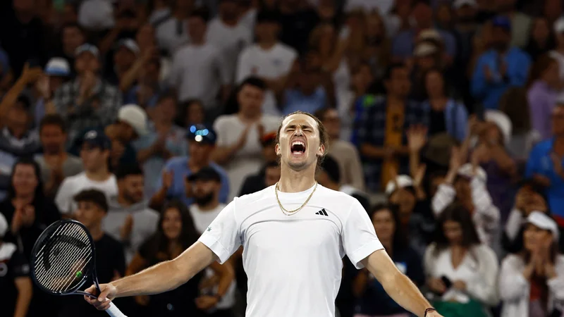 Aleksander Zverev se je izvlekel šele v podaljšani igri 5. niza. FOTO: Issei Kato/Reuters