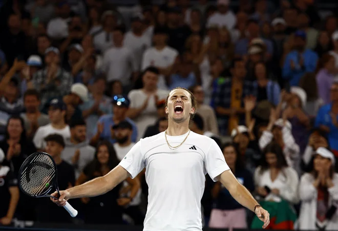 Aleksander Zverev se je izvlekel šele v podaljšani igri 5. niza. FOTO: Issei Kato/Reuters